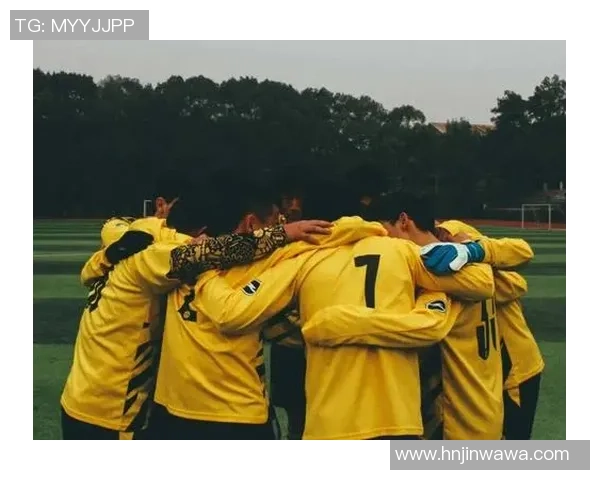 在绿茵场上演绎浪漫足球男用求婚誓言感动全场