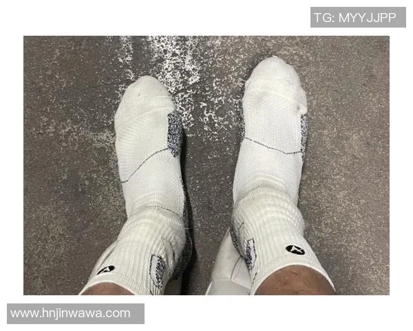 提升球场表现足球外穿袜的选择与搭配技巧解析